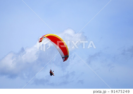 【大空を飛ぶパラグライダー】スカイスポーツ アウトドア 【大空を飛ぶパラグライダー】スカイスポーツ アウトドア 91475249
