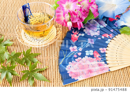 扇子と麦茶と朝顔|涼しげな夏のイメージ 扇子と麦茶と朝顔|涼しげな夏のイメージ 91475488