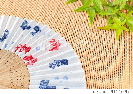 扇子と青もみじ｜涼しげな夏のイメージ素材 91475497