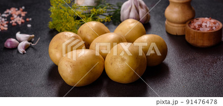 A pile of young potatoes on the table. The benefits of vegetables 91476478