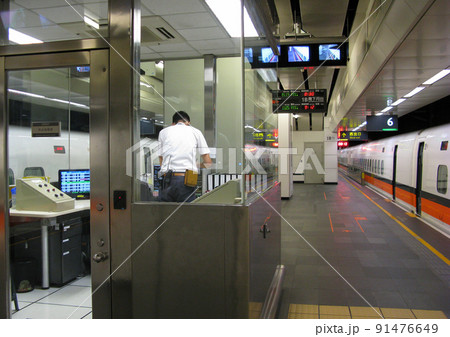 台湾新幹線の地下駅と、ホームの駅務室 台湾新幹線の地下駅と、ホームの駅務室 91476649
