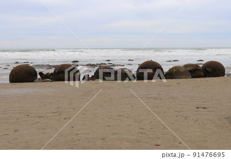 ニュージーランド南島の海岸に存在する奇岩、モエラキ・ボルダーズ 91476695