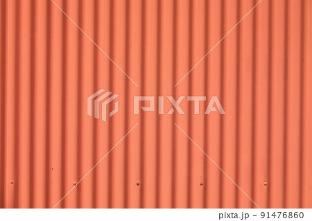 煉瓦色の波板トタンの外壁 91476860