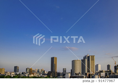 東池袋の高層マンション群と青空 91477967