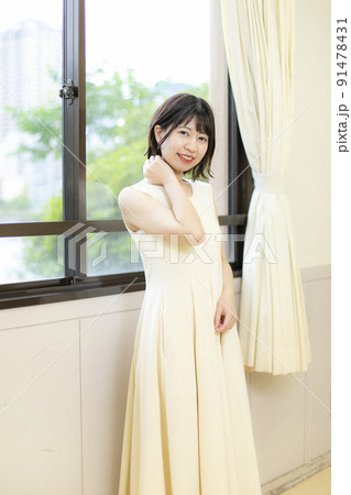 窓際にたたずむかわいい女性 窓際にたたずむかわいい女性 91478431