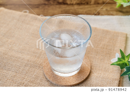 氷の入った炭酸水 91478942