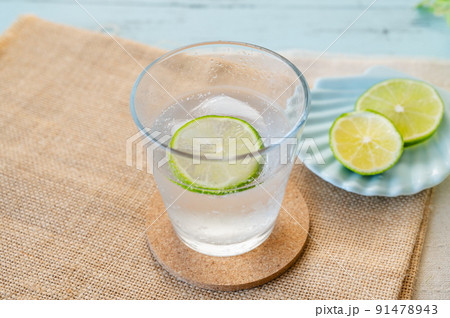 ライム入り炭酸水 ライム入り炭酸水 91478943