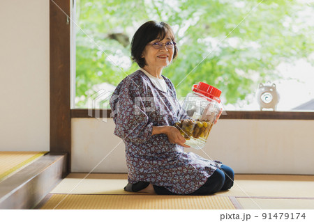 和室　梅仕事 91479174