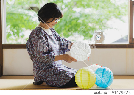 和室で提灯を持つシニア 91479222