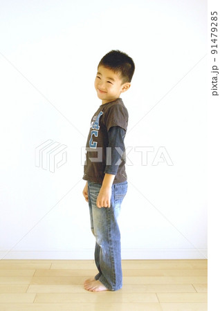 横向きで上を見ながら笑顔の男の子 91479285