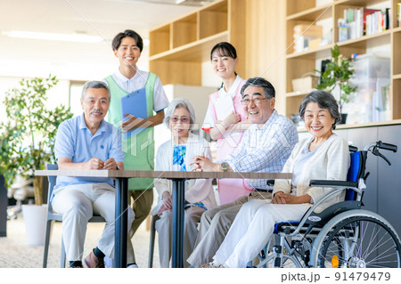 明るい介護イメージ 91479479