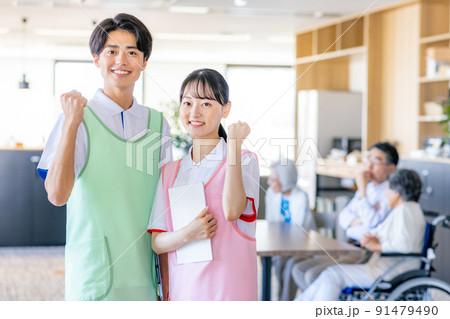 介護施設で働く若い男女の介護士 老人ホーム 介護施設で働く若い男女の介護士 老人ホーム 91479490