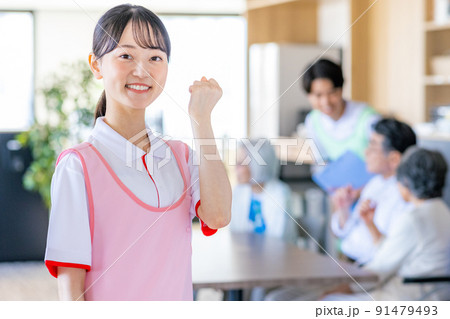 介護施設で働く若い男女の介護士 老人ホーム 介護施設で働く若い男女の介護士 老人ホーム 91479493