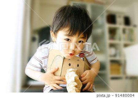 ダンボールで工作したゾウと少年 ダンボールで工作したゾウと少年 91480004