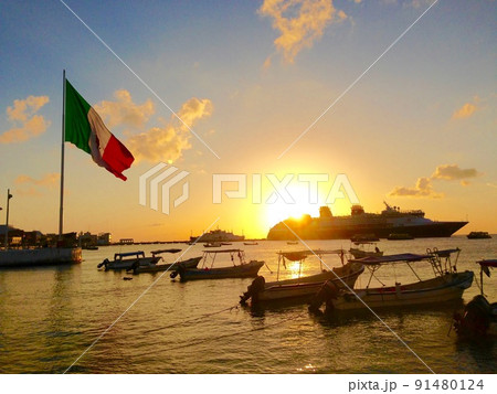 カリブ海の夕日とメキシコ国旗 91480124