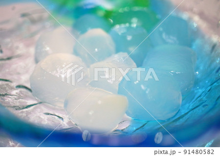 青と緑のガラス製の和食器が涼しげな、わらび餅 青と緑のガラス製の和食器が涼しげな、わらび餅 91480582