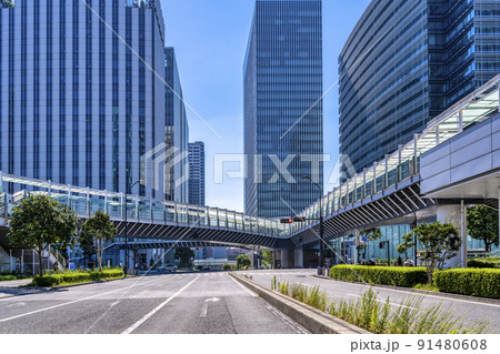 横浜みなとみらいの都市風景 みなとみらい歩道橋 横浜みなとみらいの都市風景 みなとみらい歩道橋 91480608