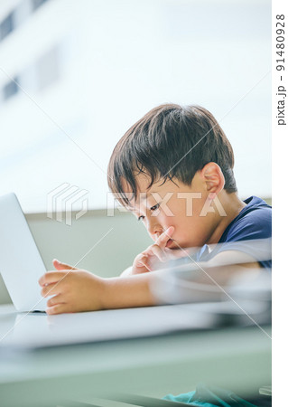 ノートパソコンでオンライン学習をする小学生の男の子 ノートパソコンでオンライン学習をする小学生の男の子 91480928