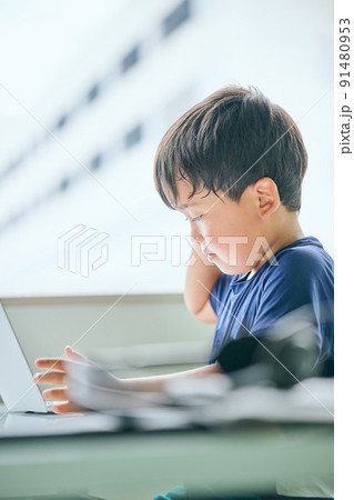 ノートパソコンでオンライン学習をする小学生の男の子 91480953