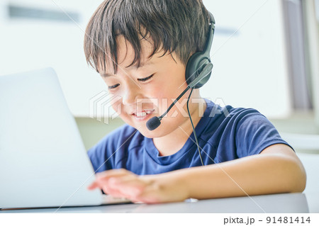 ノートパソコンでオンライン学習をする小学生の男の子 91481414
