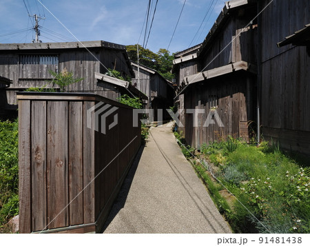 佐渡ヶ島　宿根木の街並み 91481438