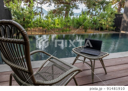 ワーケーション イメージ 海辺の松林にあるプールサイドで ワーケーション イメージ 海辺の松林にあるプールサイドで 91481910
