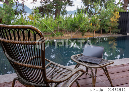 ワーケーション イメージ 海辺の松林にあるプールサイドで ワーケーション イメージ 海辺の松林にあるプールサイドで 91481912