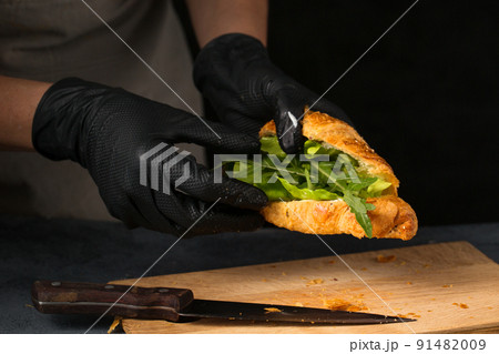 The chef puts arugula 91482009