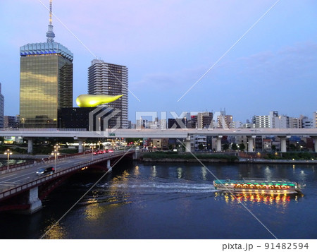 浅草から見るアサヒビール本社と聖火台の炎 91482594