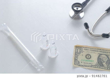 唾液検査と聴診器、お金 医療費のイメージ 唾液検査と聴診器、お金 医療費のイメージ 91482761