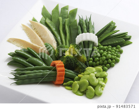 緑の豆類と野菜のサラダ 91483571
