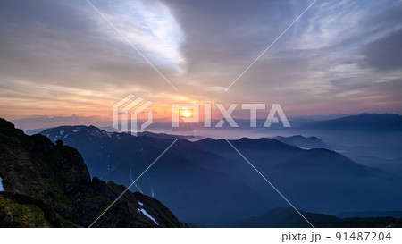（群馬県）御来光と山並み・谷川岳展望 91487204