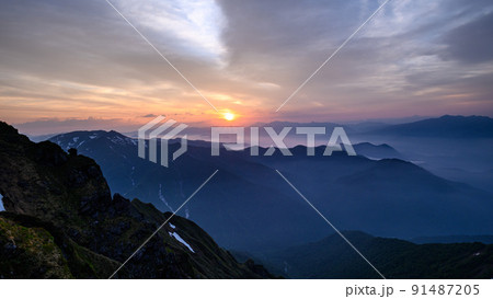 （群馬県）御来光と山並み・谷川岳展望 91487205
