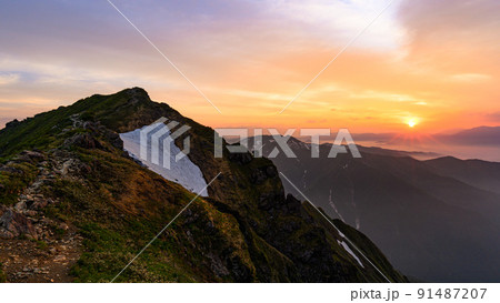 (群馬県)御来光と山並み・谷川岳展望 (群馬県)御来光と山並み・谷川岳展望 91487207