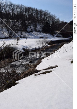 豪雪地域の雪溶け風景 91488215