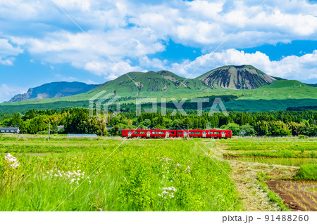 熊本県 豊肥本線 ~阿蘇山をバックに走る列車~ 熊本県 豊肥本線 ~阿蘇山をバックに走る列車~ 91488260