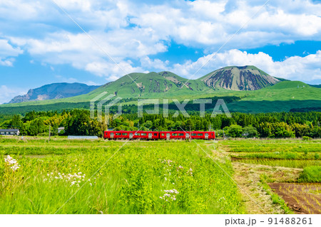 熊本県 豊肥本線　～阿蘇山をバックに走る列車～ 91488261