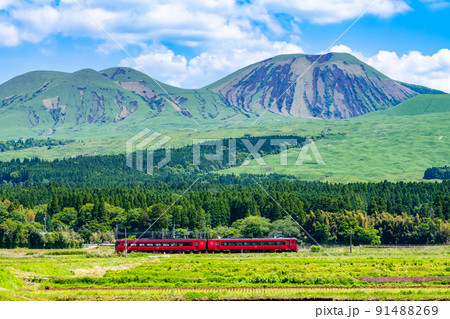 熊本県 豊肥本線　～阿蘇山をバックに走る九州横断特急～ 91488269
