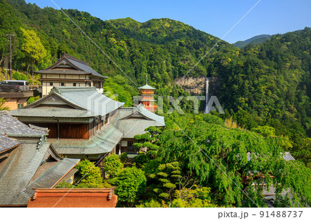 世界遺産熊野古道 那智青岸渡寺の三重塔と那智の滝 世界遺産熊野古道 那智青岸渡寺の三重塔と那智の滝 91488737