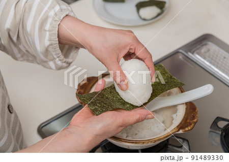 【ミドル主婦が土鍋で炊いたご飯でおにぎりを作る 海苔を巻く】 【ミドル主婦が土鍋で炊いたご飯でおにぎりを作る 海苔を巻く】 91489330