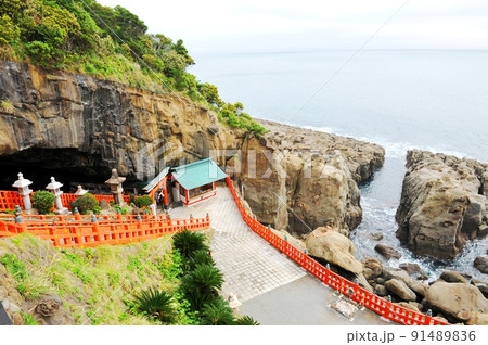 【日南市　日南海岸国定公園　下り宮　鵜戸神宮　洞窟内本殿前の三ノ鳥居と霊石亀石】 91489836