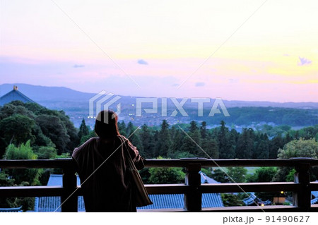 奈良県東大寺二月堂で夕日を眺める女性 奈良県東大寺二月堂で夕日を眺める女性 91490627