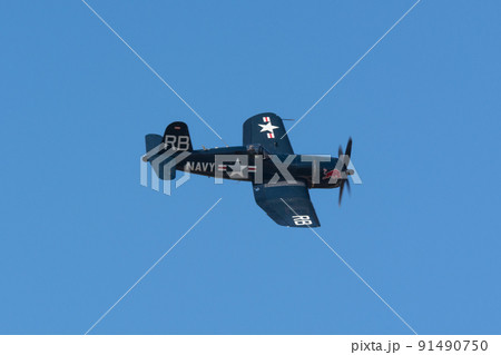 アメリカ海軍F4U-4コルセア艦上戦闘機旋回 91490750