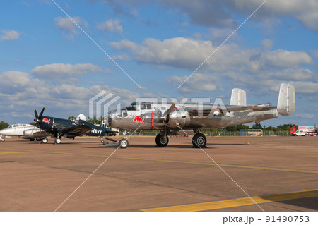 B-25Jミッチェル爆撃機とF4U-4コルセア艦上戦闘機 91490753