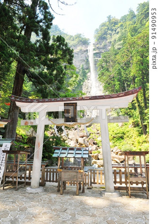 【那智勝浦町　吉野熊野国立公園　国の名勝　飛瀧神社（熊野那智大社別宮）　御神体の那智滝と拝所の鳥居】 91490953