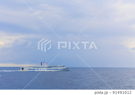 海上ですれ違う新日本海フェリー「はまなす」 91491012