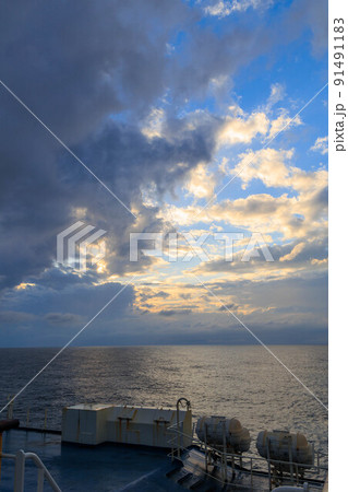 新日本海フェリーの船上から見る水平線の海 新日本海フェリーの船上から見る水平線の海 91491183