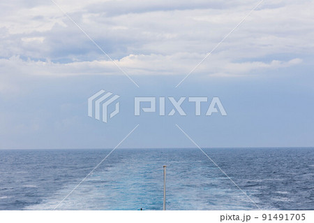 新日本海フェリーの船上から見る水平線の海 新日本海フェリーの船上から見る水平線の海 91491705