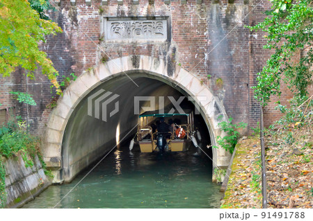 秋の「びわ湖疏水船」が第三トンネルに進入で出口まで850m 91491788