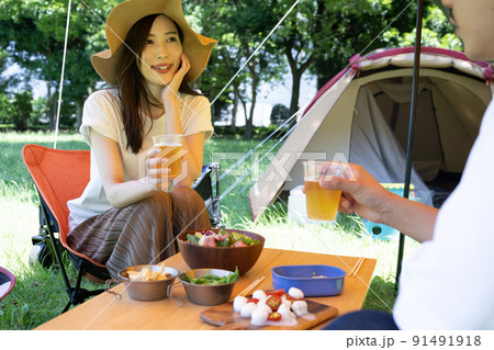キャンプを楽しむ若い日本人カップル 91491918